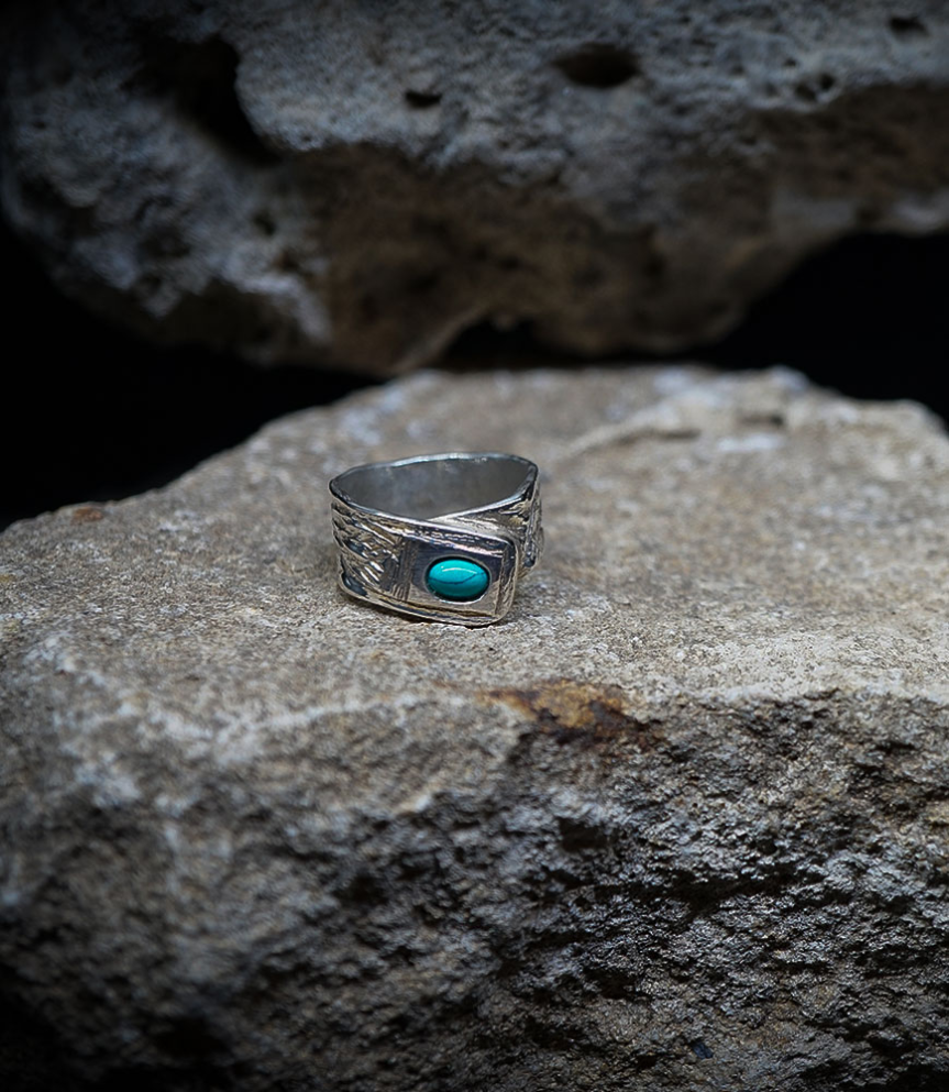 Each creation is born from an instinctive gesture, guided by the material, without ever seeking repetition.