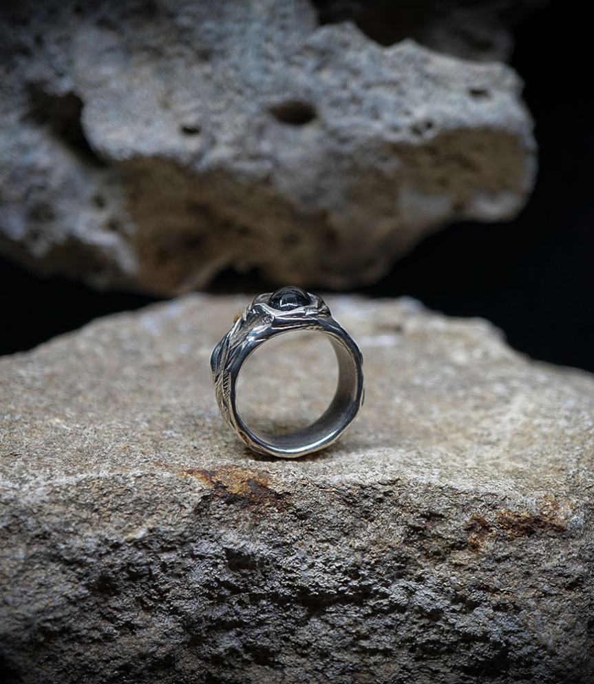 Bagues Argent Massif et opsidienne  Matière: Argent massif 925/1000 Pierre:  Opsidienne (1.40 carats) Poids: 20,5 grammes