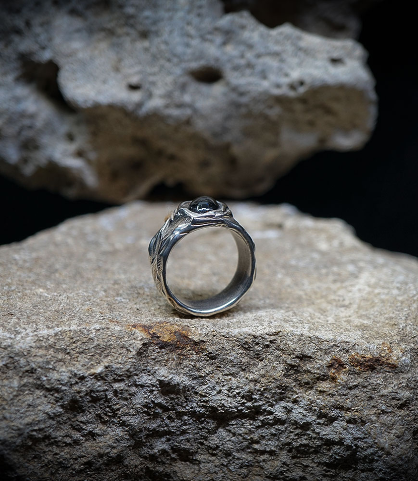 Bagues Argent Massif et opsidienne  Matière: Argent massif 925/1000 Pierre:  Opsidienne (1.40 carats) Poids: 20,5 grammes