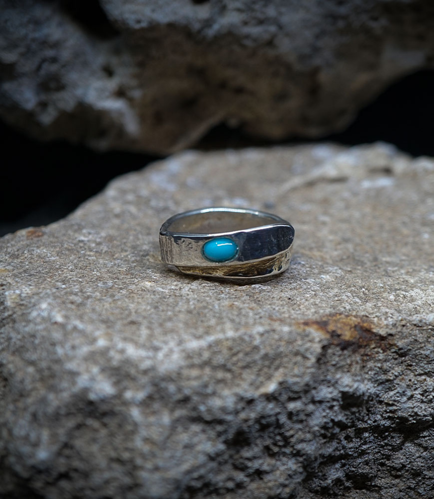 Each creation is born from an instinctive gesture, guided by the material, without ever seeking repetition.