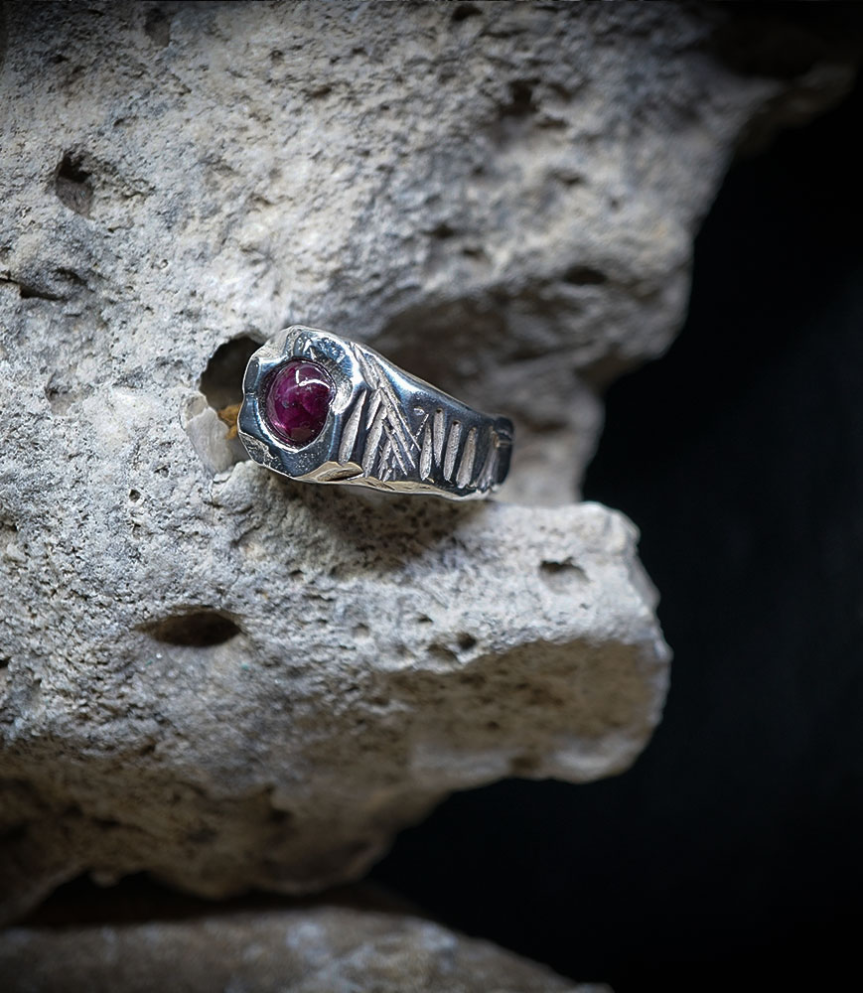 KRAZY STONES est une marque de joaillerie moderne et rock'n'roll. Des bijoux uniques mélangeant les pierres & métaux précieux