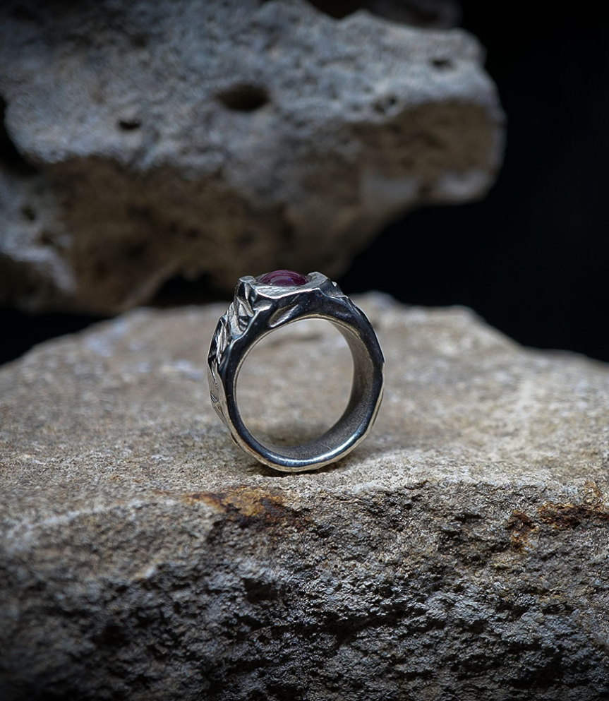 KRAZY STONES est une marque de joaillerie moderne et rock'n'roll. Des bijoux uniques mélangeant les pierres & métaux précieux