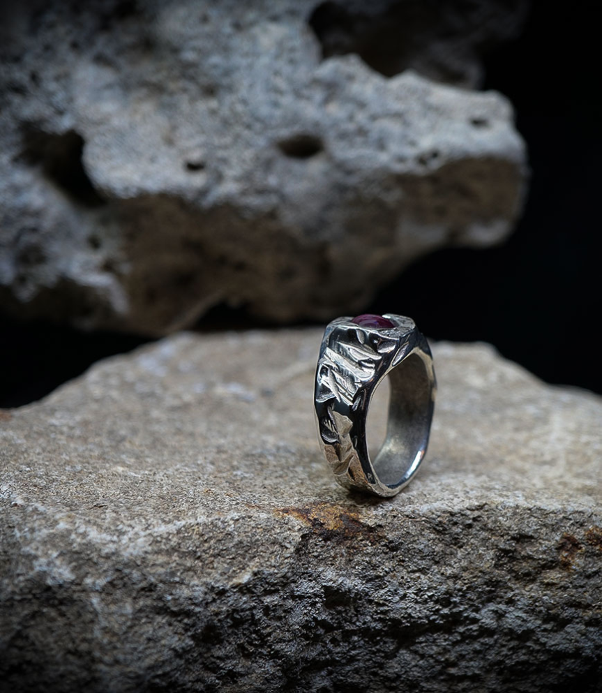 KRAZY STONES est une marque de joaillerie moderne et rock'n'roll. Des bijoux uniques mélangeant les pierres & métaux précieux