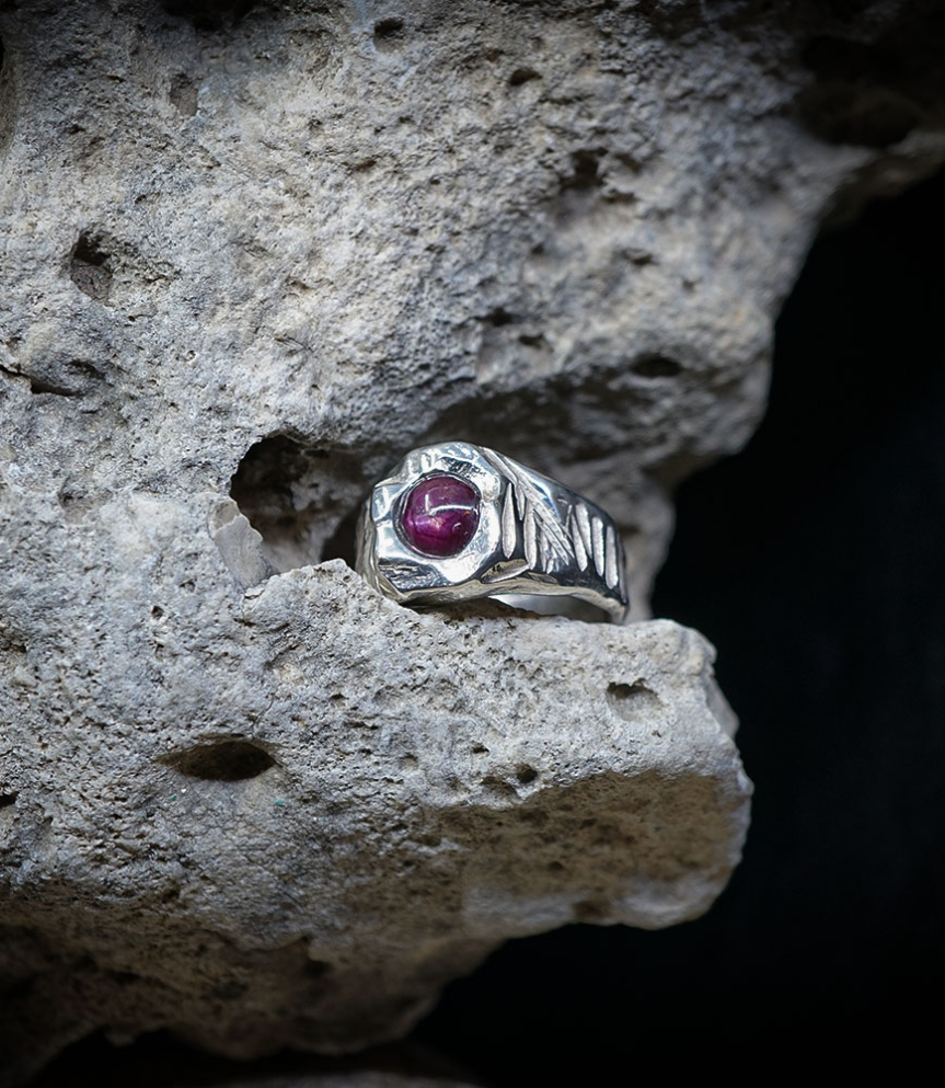 KRAZY STONES est une marque de joaillerie moderne et rock'n'roll. Des bijoux uniques mélangeant les pierres & métaux précieux