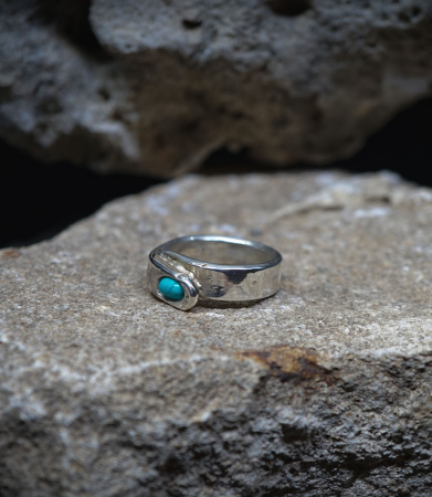 Mes créations sont présentées au sein d’une sélection de concept stores internationaux, dont Mad Lords