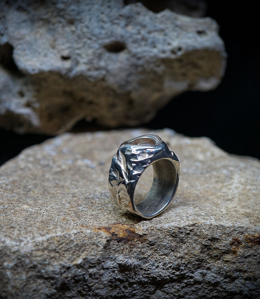 Chaque création naît d’un geste instinctif, guidé par la matière, sans jamais chercher la répétition.