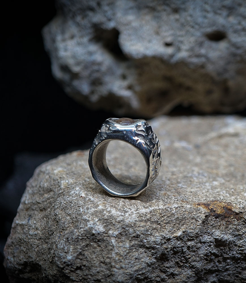 l’esprit d’un bijoutier-créateur de pièces brutes et uniques, avec le poids de l’histoire familiale.