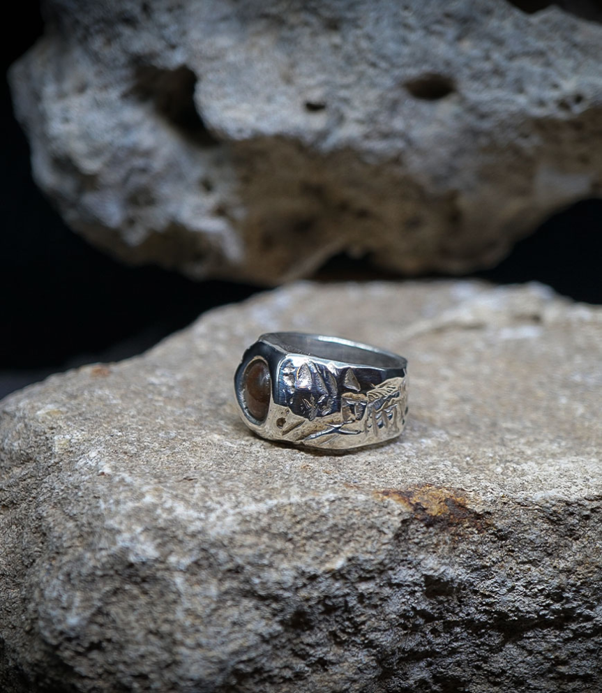 Bijoutier-créateur, je conçois des bijoux bruts, radicaux et intemporels, exclusivement réalisés en pièces uniques.