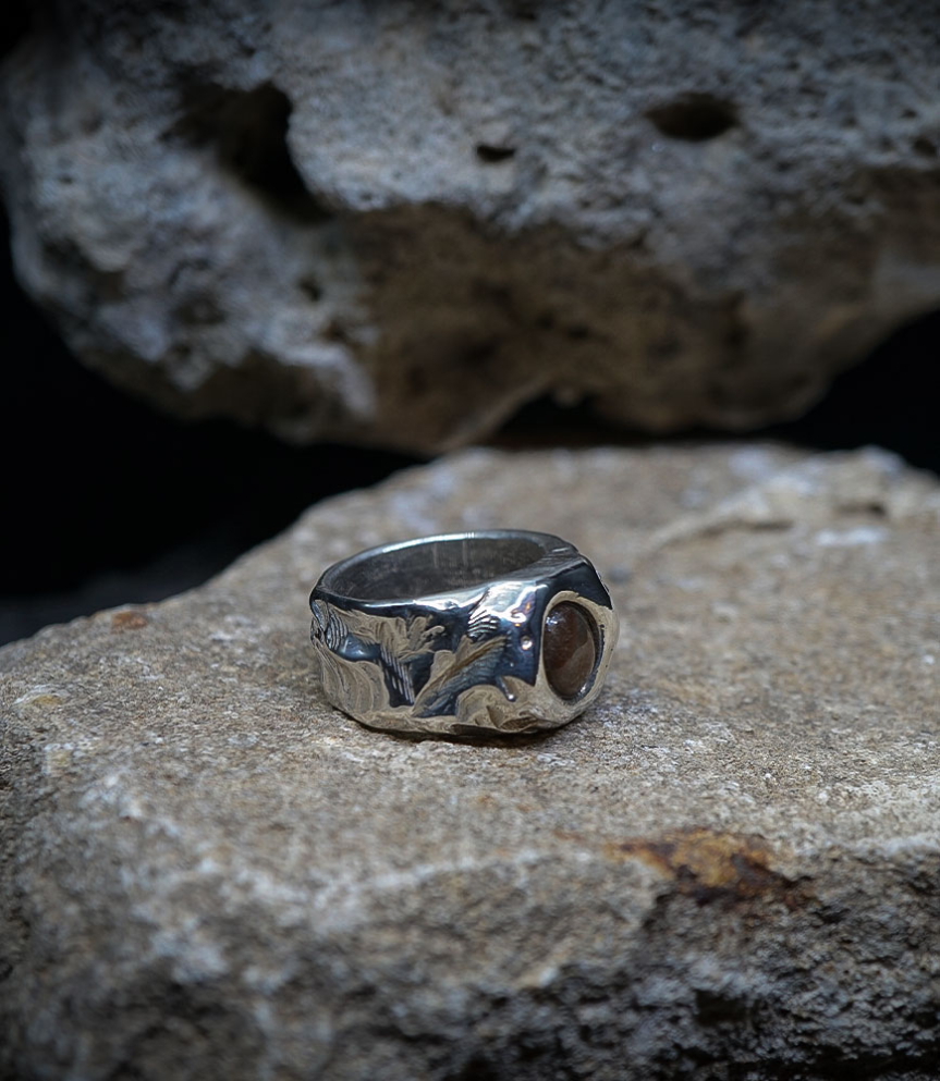 Je façonne une joaillerie brute, instinctive, où la matière impose sa loi.