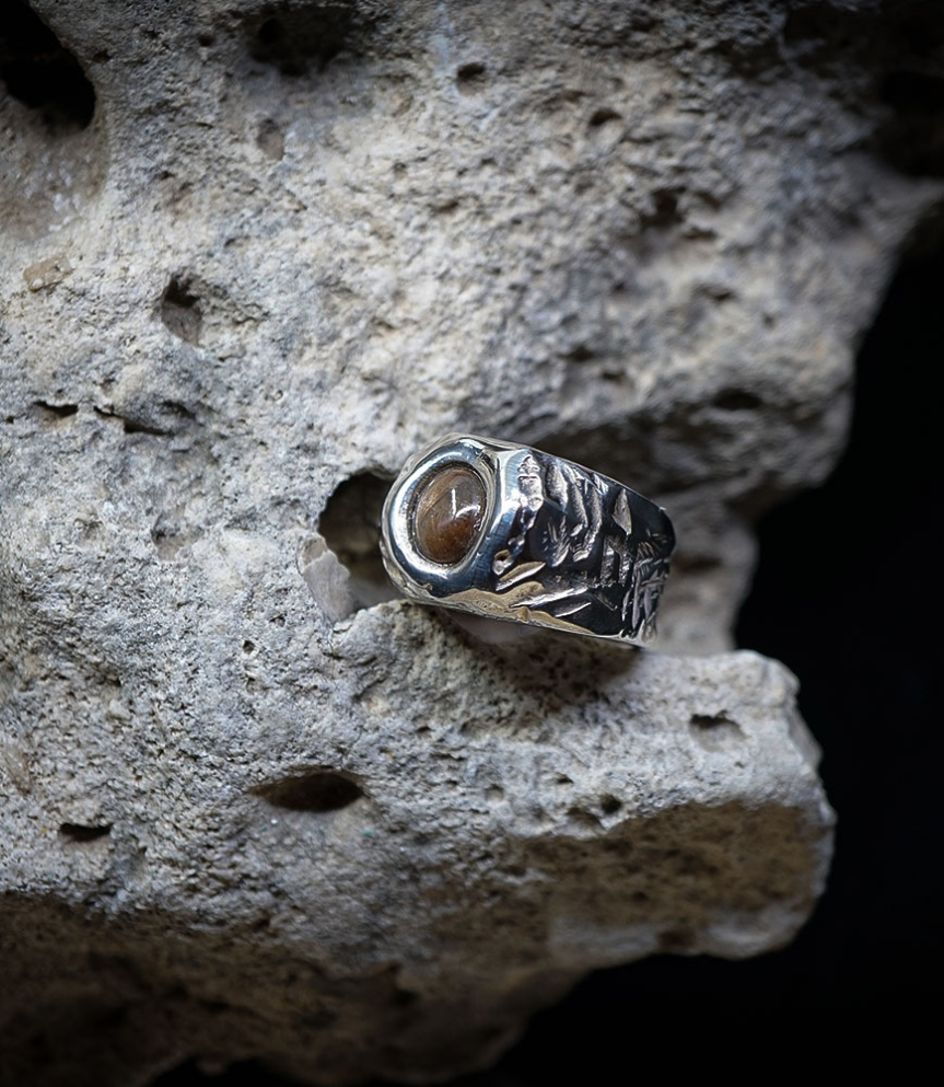 Mes créations sont présentées au sein d’une sélection de concept stores internationaux, dont Mad Lords