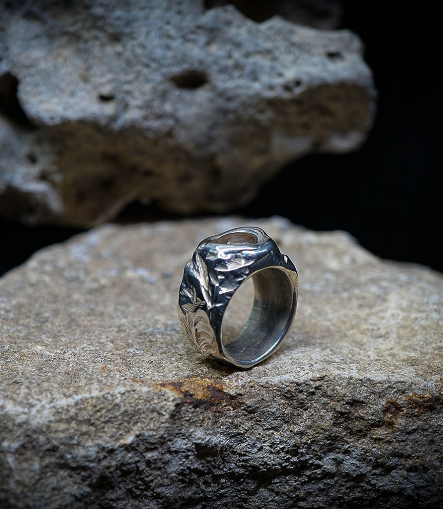 Cet héritage, loin d’être figé, nourrit une création contemporaine exigeante, à la frontière de l’objet, du bijou et de l’œuvre.