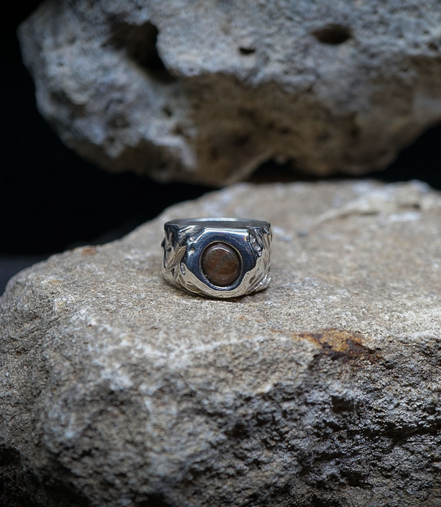 l’argent et les pierres  sont travaillés dans leur tension première, laissant apparaître l’empreinte du geste et du temps.