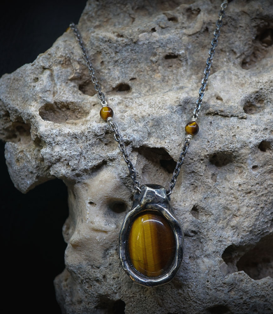 Créations façonnées à la main dans un atelier familial fondé en 1858, à Carpentras.