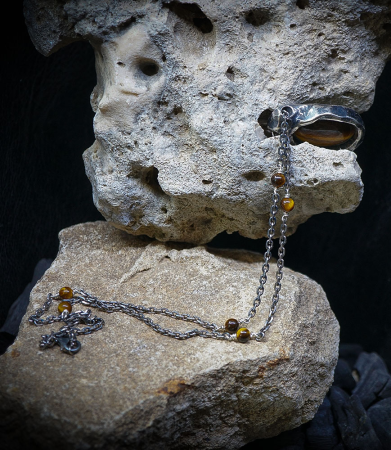 Joaillerie brute et instinctive.
Pièces uniques issues d’un atelier familial fondé en 1858.