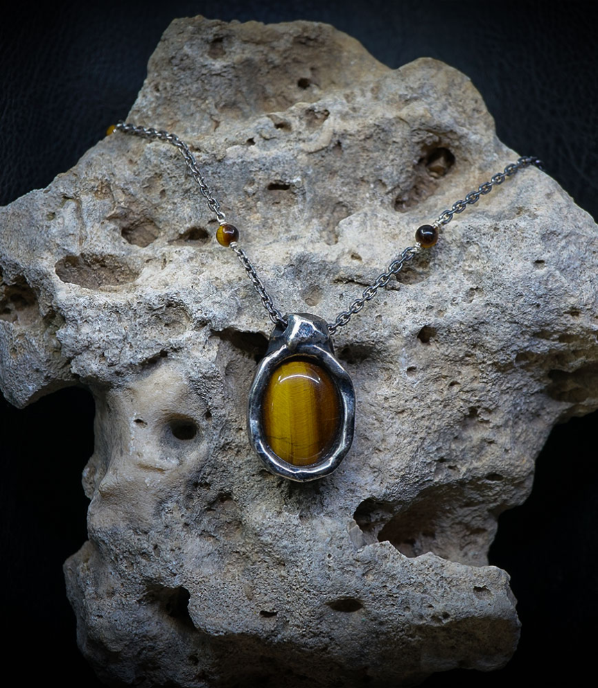 Chaque bijou est une pièce unique.
Aucune série. Aucune reproduction.