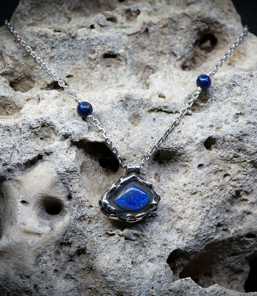 Ses créations sont également visibles à Paris, chez Mad Lords, au 316 rue Saint-Honoré