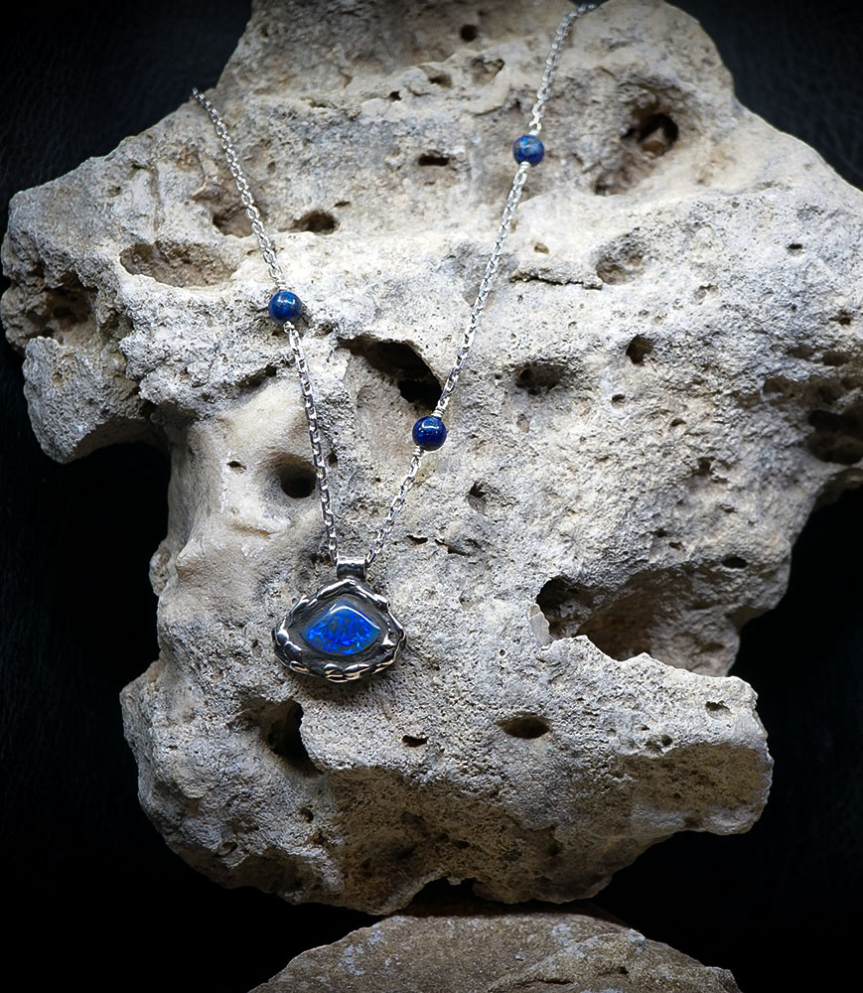 travaille au sein de la bijouterie Barrouyer, maison historique fondée en 1858