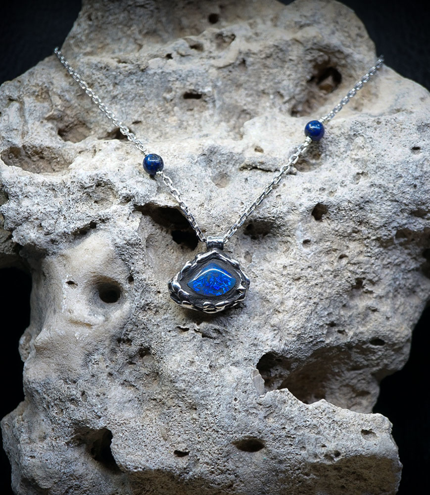 Valentine est une créatrice de bijoux en argent massif, animée par une approche brute et instinctive