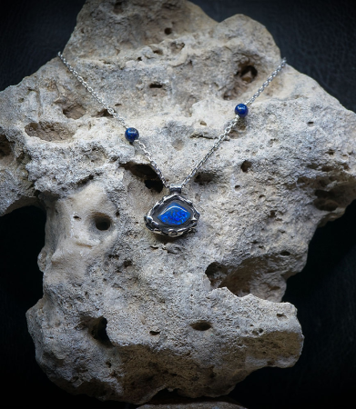 ses bijoux incarnent une esthétique libre, organique et profondément personnelle.