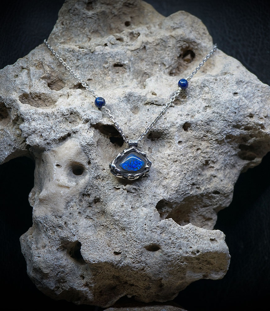 ses bijoux incarnent une esthétique libre, organique et profondément personnelle.