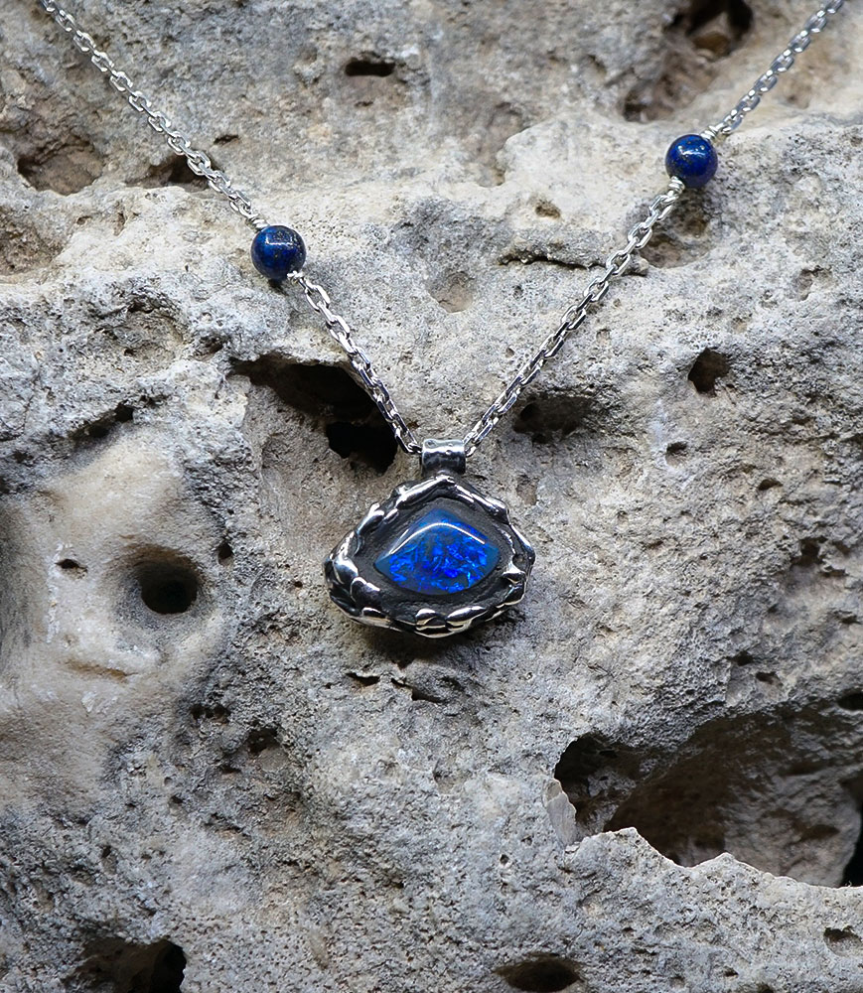 Installée à Carpentras, dans le sud de la France, elle façonne des pièces au caractère affirmé