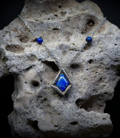 travaille au sein de la bijouterie Barrouyer, maison historique fondée en 1858