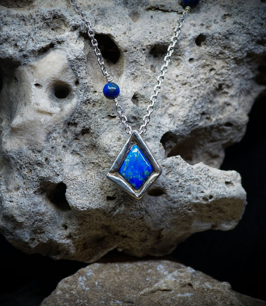 Ses créations sont également visibles à Paris, chez Mad Lords, au 316 rue Saint-Honoré