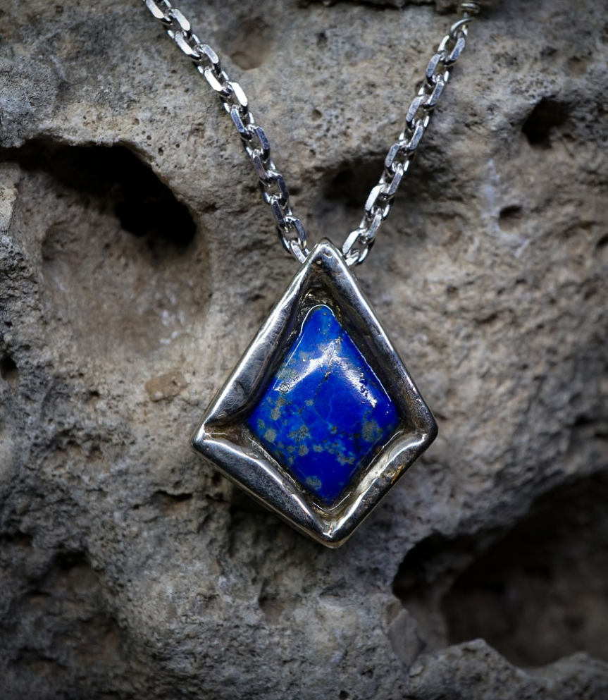 Installée à Carpentras, dans le sud de la France, elle façonne des pièces au caractère affirmé