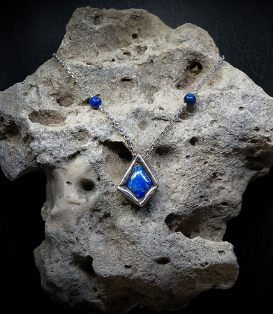 Valentine est une créatrice de bijoux en argent massif, animée par une approche brute et instinctive