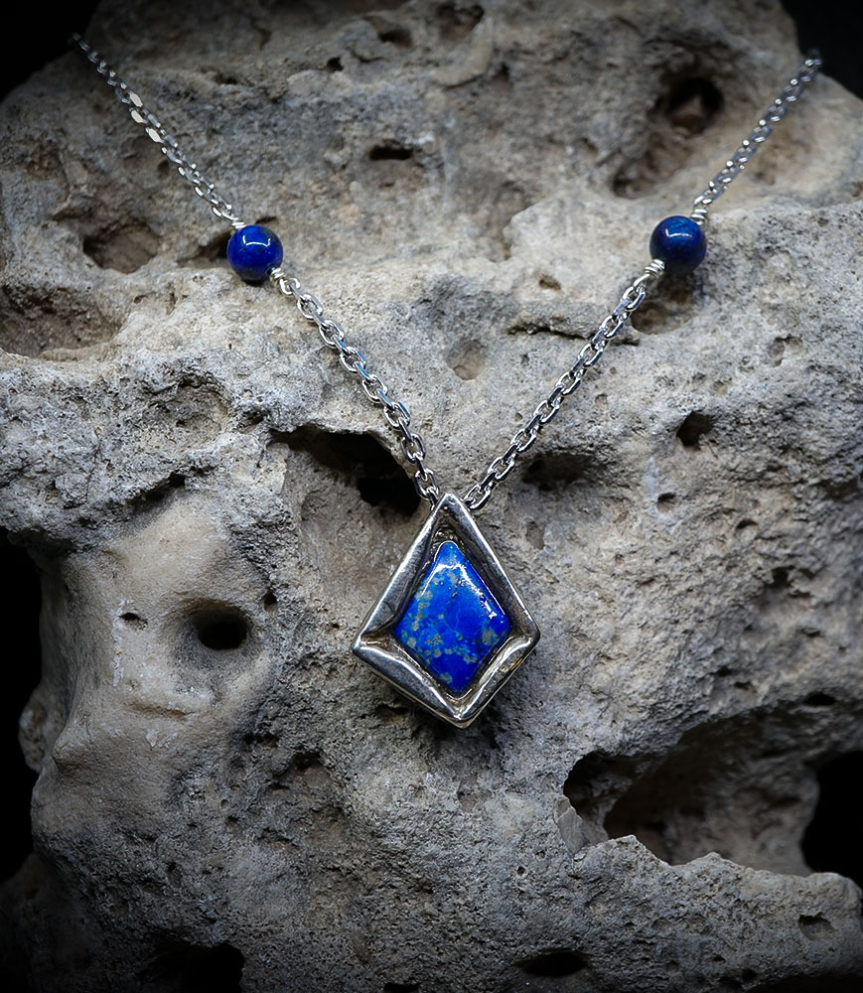 Bijoux de caractère, façonnés à la main.