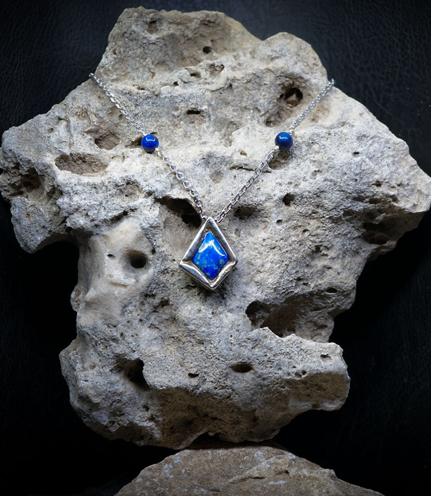 ses bijoux incarnent une esthétique libre, organique et profondément personnelle.