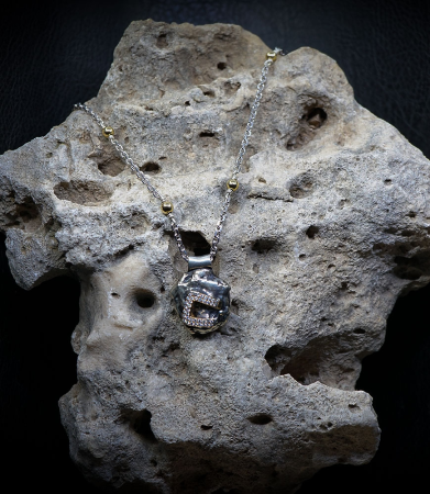 Elle travaille au sein de la bijouterie Barrouyer, maison historique fondée en 1858