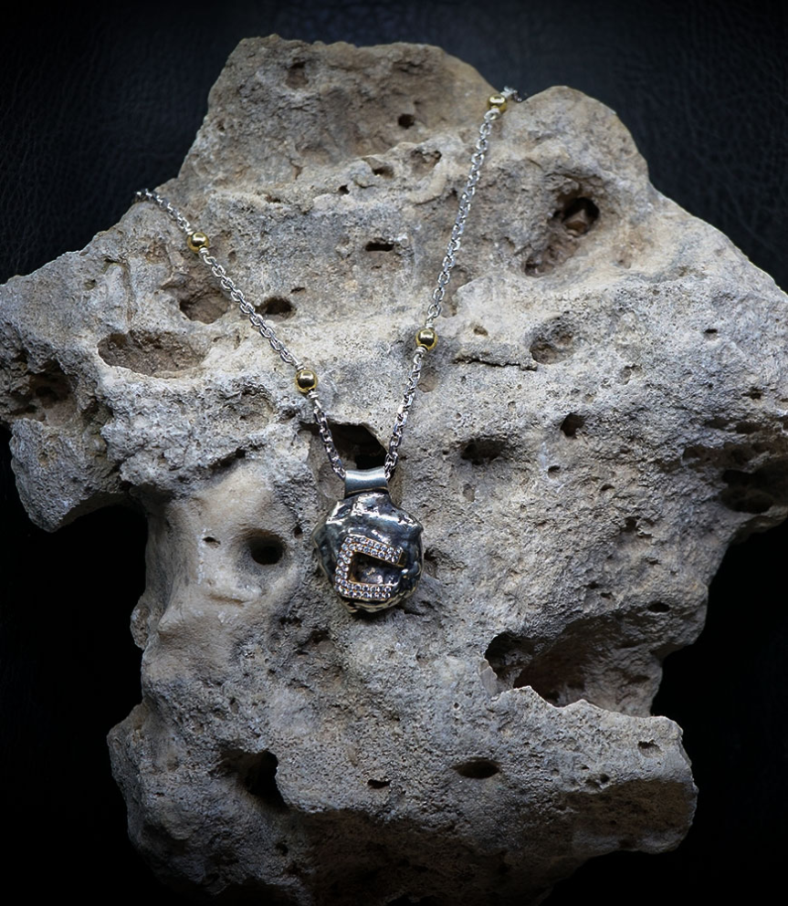 Elle travaille au sein de la bijouterie Barrouyer, maison historique fondée en 1858