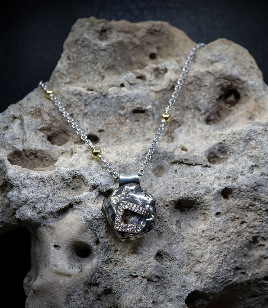 Ses créations sont également visibles à Paris, chez Mad Lords, au 316 rue Saint-Honoré