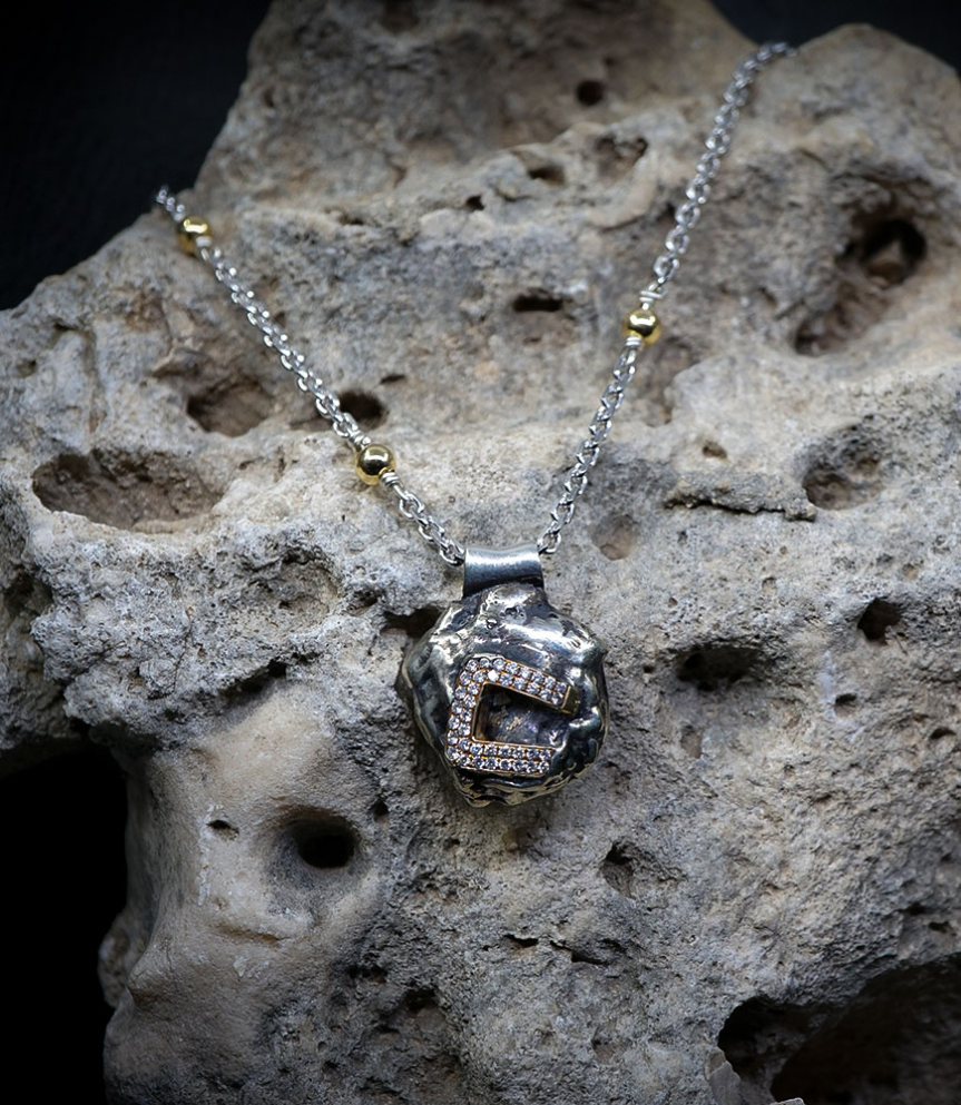 elle façonne des pièces au caractère affirmé, où chaque irrégularité devient une signature.