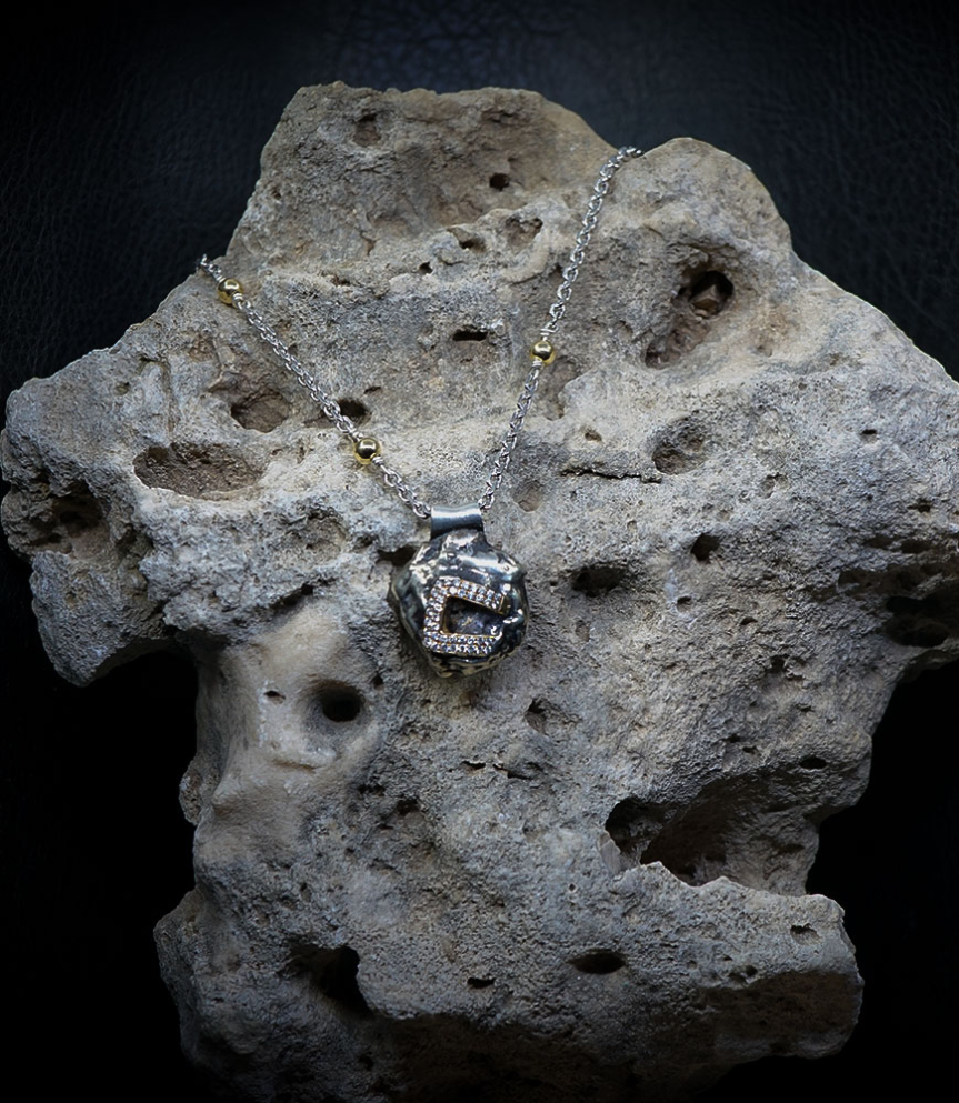 Valentine crée des bijoux en argent massif, bruts et instinctifs.