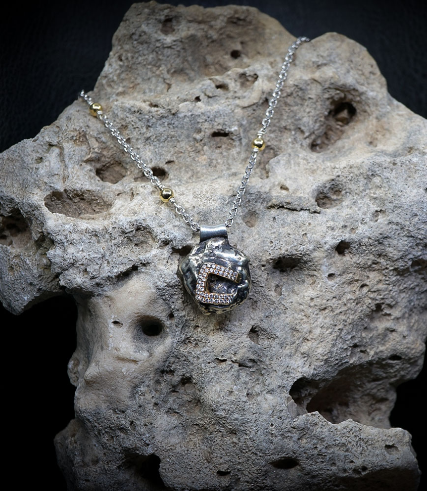 Bijoux de caractère, façonnés à la main.