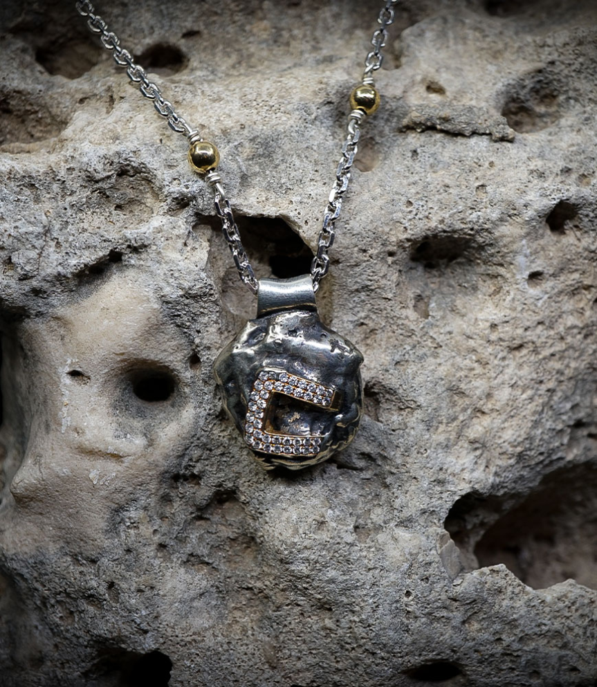 Le sillage de la chance. Un bijou conçu comme une amulette moderne