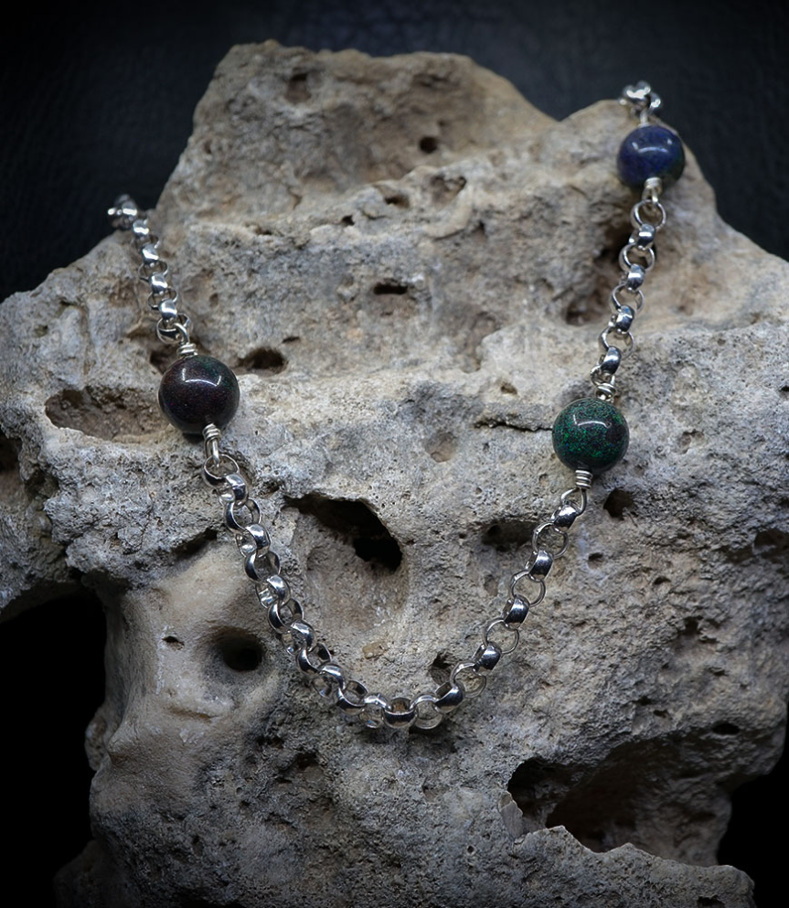 Ses pièces sont aussi à retrouver à Paris, chez Mad Lords, 316 rue Saint-Honoré.