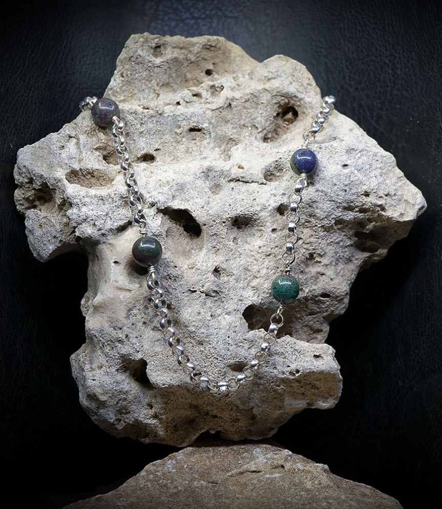 Valentine crée des bijoux en argent massif, bruts et instinctifs.