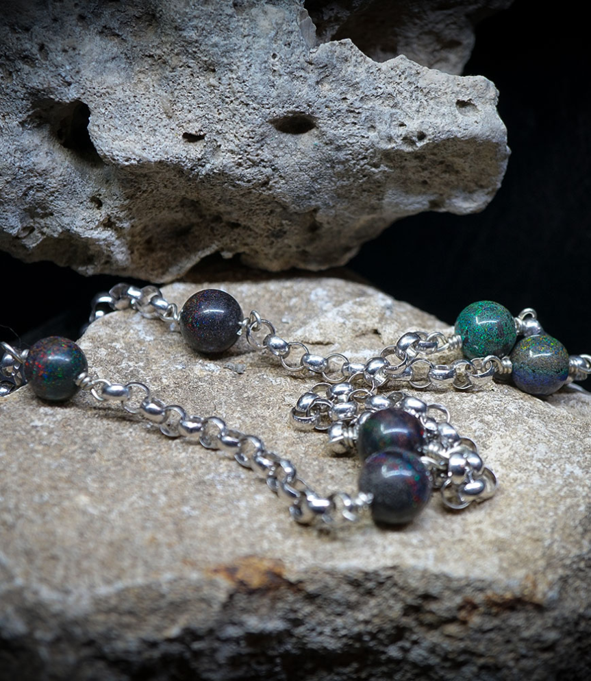 Valentine est une créatrice de bijoux en argent massif, animée par une approche brute et instinctive