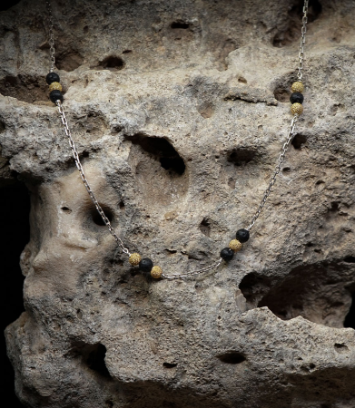 Collier "Éclat d'Éruption" – Argent, Or & Lave de Santorin