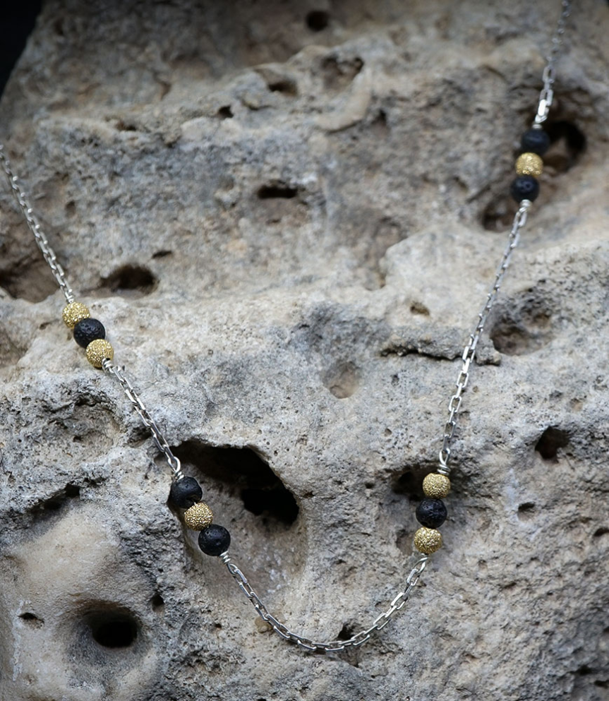 Valentine crée des bijoux en argent massif, bruts et instinctifs.