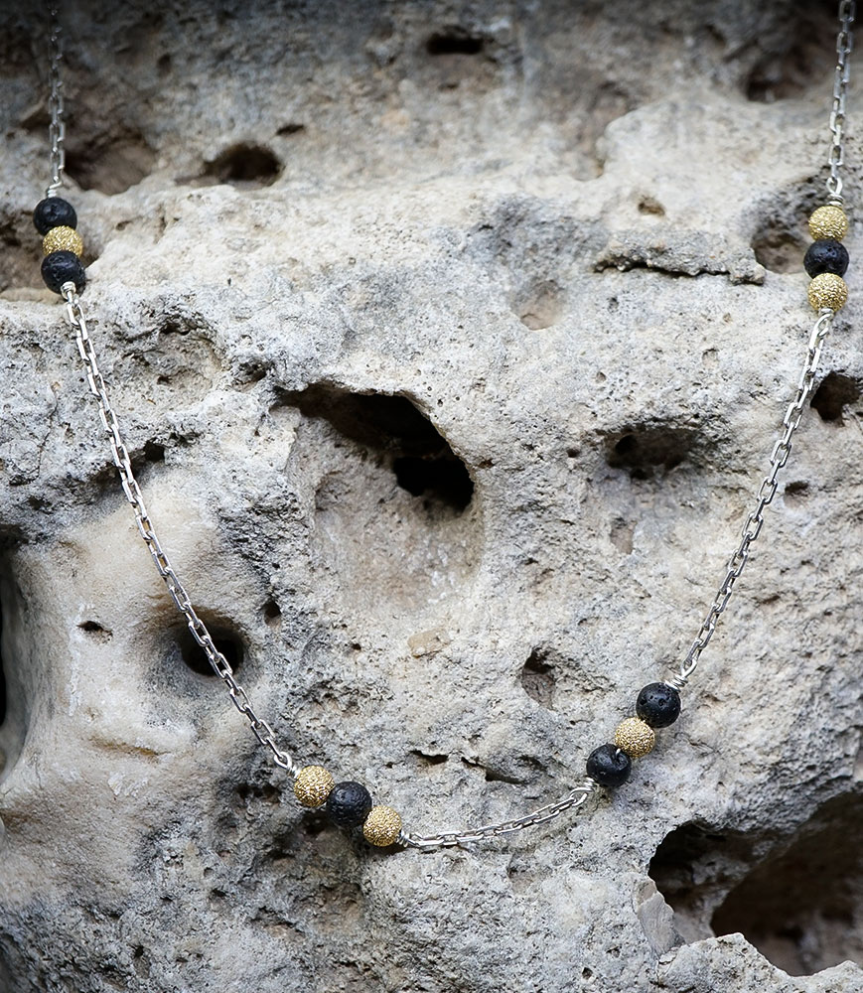 Installée à Carpentras, dans le sud de la France, elle travaille à la bijouterie Barrouyer (fondée en 1858)