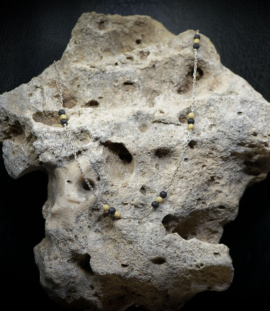 Bijoux de caractère, façonnés à la main.