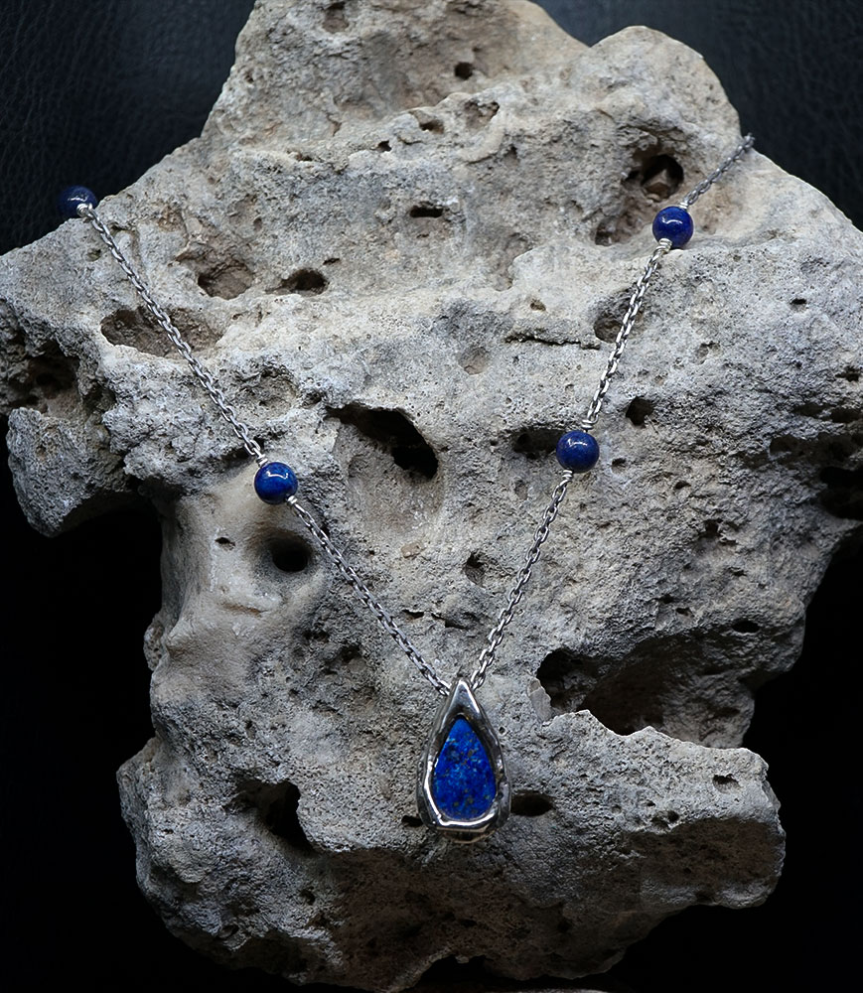 Valentine est une créatrice de bijoux en argent massif, animée par une approche brute et instinctive de la matière