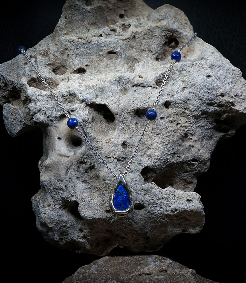 Valentine crée des bijoux en argent massif, bruts et instinctifs.