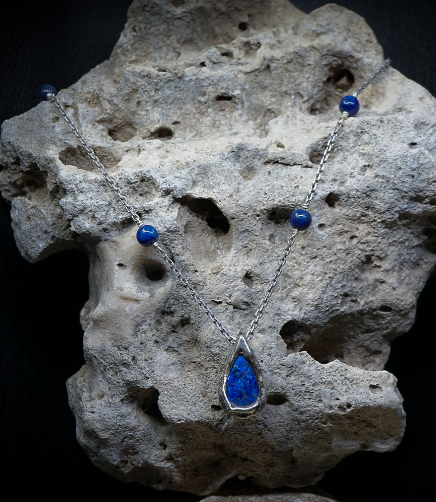 Bijoux de caractère, façonnés à la main.