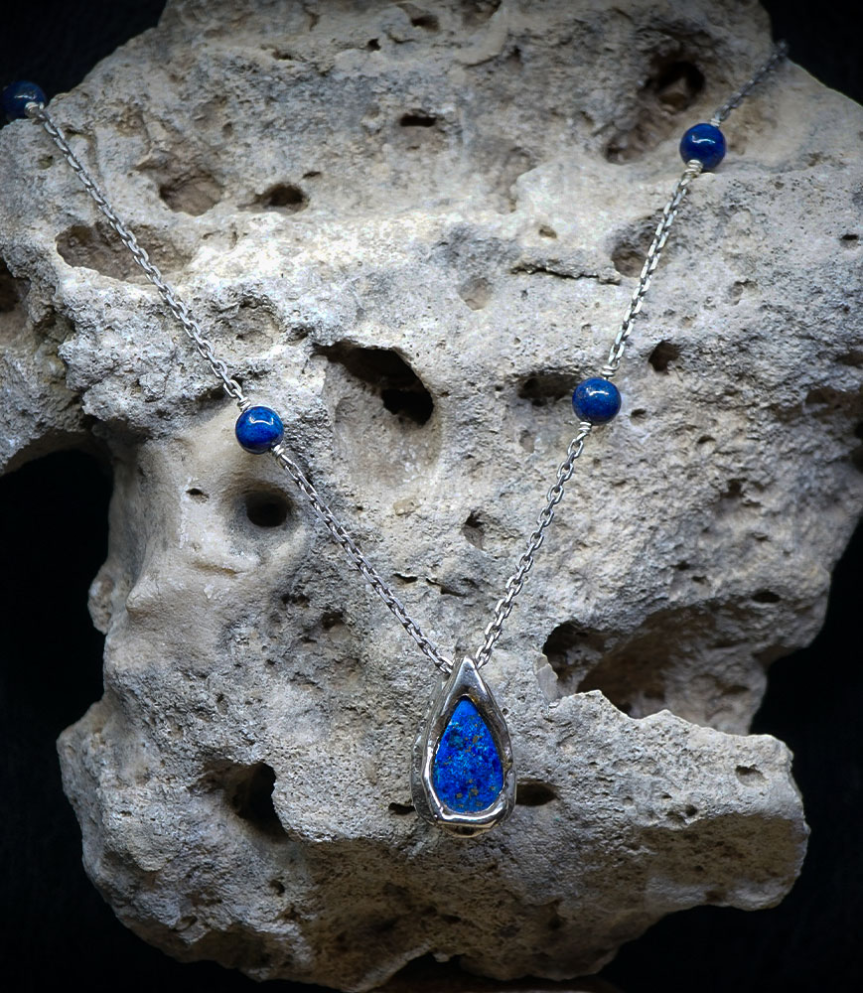 Bijoux de caractère, façonnés à la main.