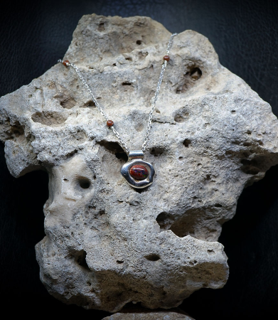 Valentine est une créatrice de bijoux en argent massif, animée par une approche brute et instinctive de la matière.